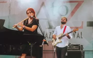  Емоционално изпълнение на турската певица и флейтистка Бурджу Карада.