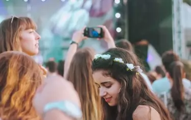  Настроението е истинско фестивално.