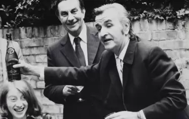 Старите приятели Петър Увалиев (вдясно) и Михаил Хаджимишев в Челси през 1968 година. Веселие в двора на Петър Увалиев. 