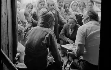 Николай Хайтов с касетофон сред първообразите на своите литературни герои.