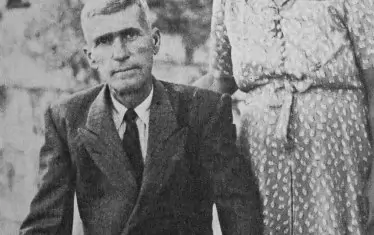 Мадагаскар, семеен портрет на приносителя на торбичката с тютюнево семе тракиеца Ангел Константинов и съпругата му Олга през 30-те години на ХХ век.