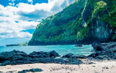  "Аватарска" красота на Коморските острови - застинала лава, златен пясък, изумрудено море и всички нюанси на зеленото по хълмовете.