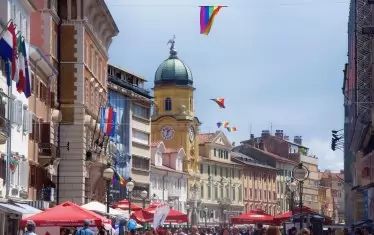  Централната пешеходна улица на Риека - "Корзо", с извисяващия се градски часовник.