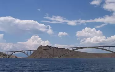 Дългият 1430 метра Кръкски мост.