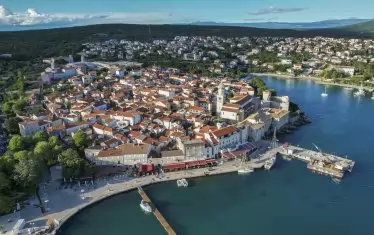  Старата част на град Крък от птичи поглед.