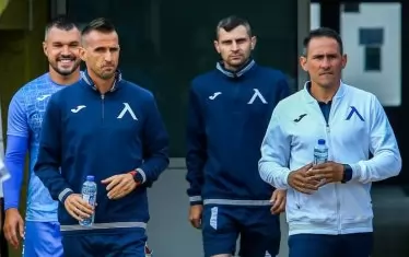 Това е екипът, който пое отговорността да тренира "Левски" в критичния момент - Живко Миланов (вдясно), отговорникът за вратарите Георги Стоянов (зад него), уж временният асистент Веселин Минев (вторият от ляво на дясно), както и Валери Божинов (вляво) като негласен играещ помощник-треньор.