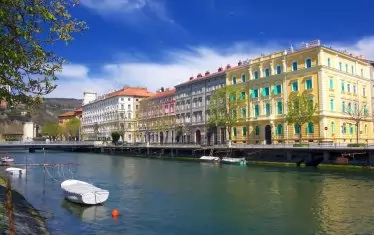  През Риека преминава и река Риечина.