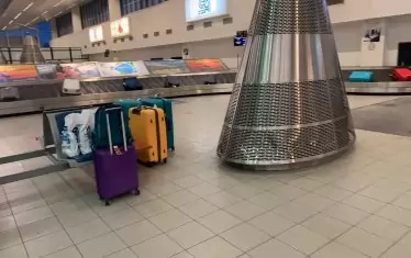  При получаването на багажа няма колички за куфарите. Пътниците се молят на персонала, персоналът вдига рамене - не било негова работа. И често се стига до скандали. 