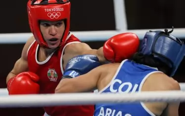  Станимира Петрова нанася удар на Йени Ариас Кастанеда при загубата си от колумбийката.