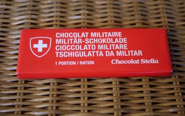 В Швейцария, независимо че от четирите официални езика три (немски, френски, италиански) са измежду десетте най-разпространени в света, английският се приема във всяка кореспонденция с администрацията и всеки документ, издаван от държавните и общински власти може да бъде получен и на английски език.