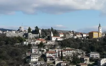  Крепостта "Търсат" е "кацнала" на хълм над Риека.