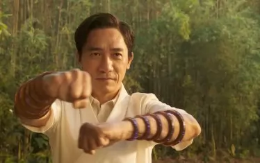 Тони Люн играе побъркан от любов суперзлодей с добри очи и десет гривни. 