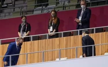 Президентът на IPC Андрю Парсънс (вляво) и японският император Нарухито се покланят един към друг на трибуните