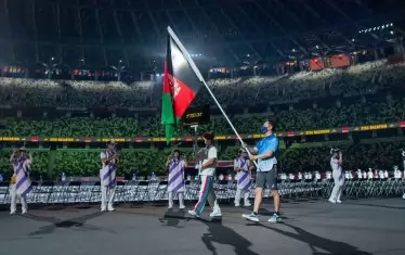 Бурни овации обра флагът на Афганистан, който бе носен от доброволец, поради невъзможност на спортист да бъде на стадиона