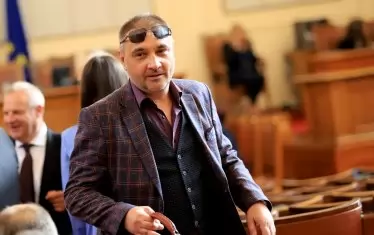 Депутатът от ИТН Атанас Чорбанов обеща медиен цирк заради зеления сертификат.


