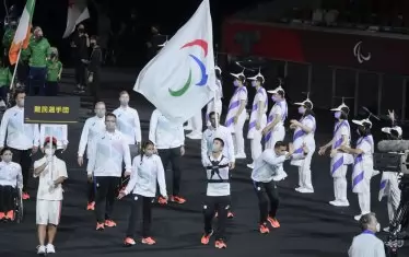 Церемонията започна с внасянето на флага на IPC на олимпийския стадион в Токио