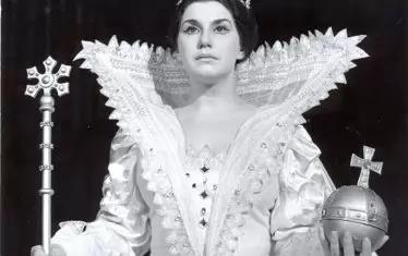 Актрисата на сцената на Народния театър.