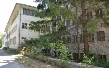 Този кадър дава само бегла представа за мащаба на болничния комплекс... .