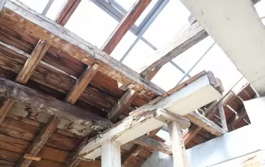 Сградата не е в особено блестящо състояние.