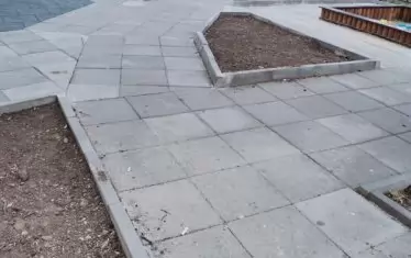 Майка алармира, че току-що ремонтирана детска площадка е труднодостъпна заради направени твърде високи бордюри. 