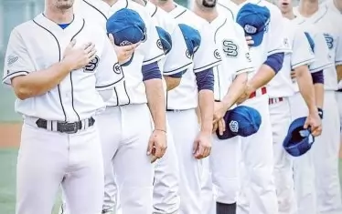 Отборът на "София Блус" слуша българския химн преди поредния си мач на турнира в Словакия.