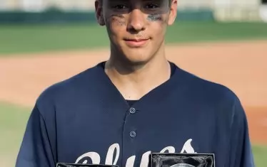 Талантът на "София Блус" позира с наградите за най-добър батер и MVP на квалификационния турнир за Купата на федерациите в Братислава миналия август.