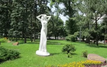 Паметникът на Младостта в центъра на Донецк.