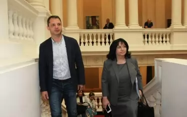 Най-агресивно по време на изслушването се държаха бившите енергийни министри Теменужка Петкова и Делян Добрев, които всъщност заложиха всички "бомби" в енергетиката.