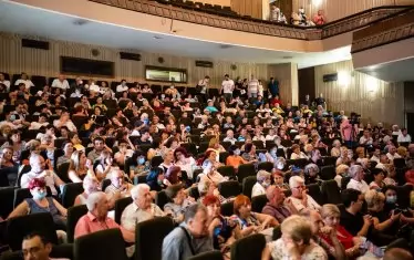 Това не е архивна снимка, а среща на бившия премиер Борисов с избиратели от това лято.