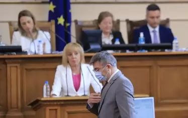 Манолова обяви, че проектокабинетът на ИТН е параван за ДПС. Лидерът на движението Мустафа Карадайъ насмешливо й отвърна: "Ако погледнете вашата биография, най-вероятно там ще видите едно твърдо ДПС зад вас."