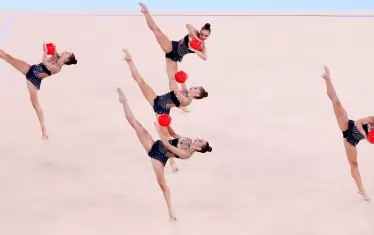 Момичетата от националния ансамбъл изпълняват съчетанието си с пет топки във финала на многобоя от олимпийските игри в Токио.