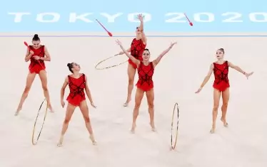 Българският квинтет в емоционален момент от композицията с обръчи и бухалки, донесла им олимпийското злато.