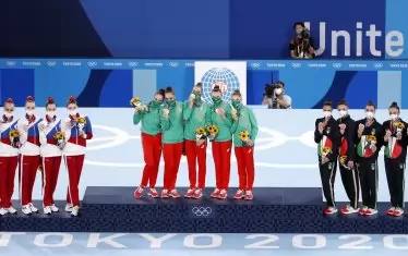 Ансамбълът на България ликува със златните си медали в компанията на състезателките от РОК (вляво) и Италия (вдясно) в последния ден от игрите в Токио 2020.