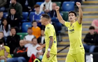 Жерард Морено е вдигнал триумфално ръце след гола си за "Виляреал", с който изравни резултата в Белфаст и стана №1 в клубната история.