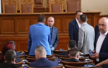  Парламентарното мнозинство срещу маските.