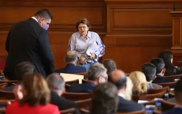 Разгневената Татяна Дончева (на снимката) упрекна шефа на парламента Ива Митева, че се държи като "болонка на сценарист".