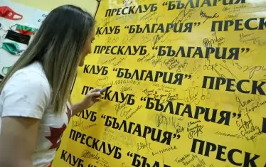 21-годишната състезателка от Долна Митрополия оставя своя автограф върху Стената на славата в пресклуб "България", където беше наградена като Спортист на месеца за юни и август.