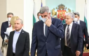 Тошко Йорданов от ИТН, премиерът Стефан Янев и другите министри влизат при президента, за да обсъждат на консултативния съвет рисковете с бежанците и пандемията.