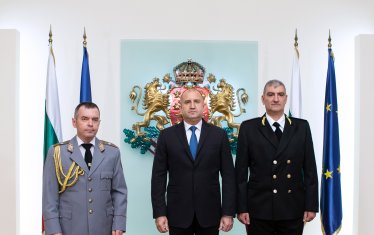 Държавният глава връчва генералски пагони на новите шефове на военна полиция - Ивайло Сотиров (вдясно) и на военното разузнаване - Венелин Венев (вляво).