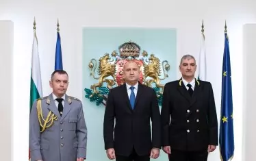 Държавният глава връчва генералски пагони на новите шефове на военна полиция - Ивайло Сотиров (вдясно) и на военното разузнаване - Венелин Венев (вляво).