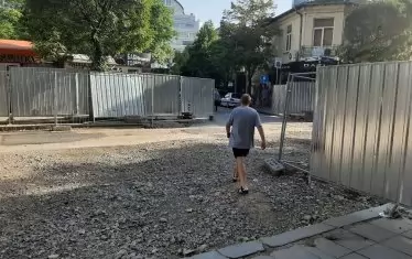 Строителят на обекта е направил напълно необезопасен пешеходен проход на пресечката на "Алабин" с "Цар Самуил".