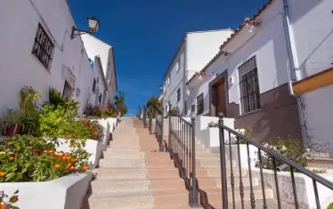 Денем в жегата улиците опустяват.