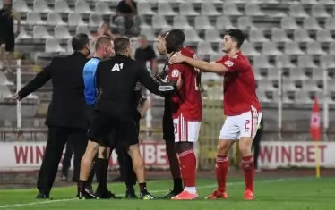 Халфът на "ЦСКА-София" Амос Юга (вторият от дясно на ляво) обяснява разпалено на четвъртия съдия, че е обиждан на расистка основа от Манолев.