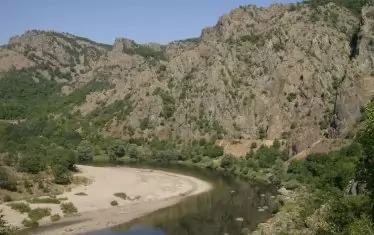 Тук, в скалите на Арда, е домът на над 100 двойки белоглави лешояди и над 20 египетски. 