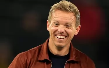 Юлиян Нагелсман се усмихва широко след победата над "Борусия" в Дортмунд.