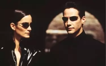Кари-Ан Мос и Киану Рийвс в „Матрицата“ през 1999 г.
