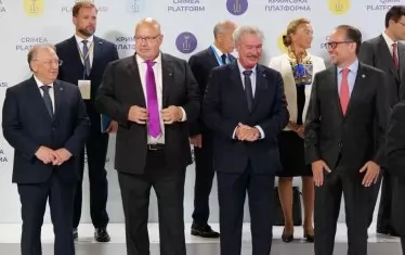 Детайл от "семейната снимка" на участниците: българският външен министър Светлан Стоев е крайният вляво