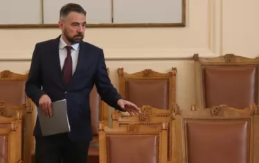  Министърът на енергетиката Андрей Живков изглежда напълно безпомощен пред ценовите трусове. 