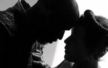  Дензъл Уошингтън и Франсис Макдорманд в кадър от „Трагедията на Макбет“ на Джоел Коен. 