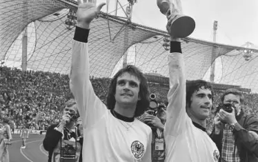 Герд Мюлер държи световната титла след финала Германия - Нидерландия (2:1). Вляво е съотборникът му Волфганг Оверат.